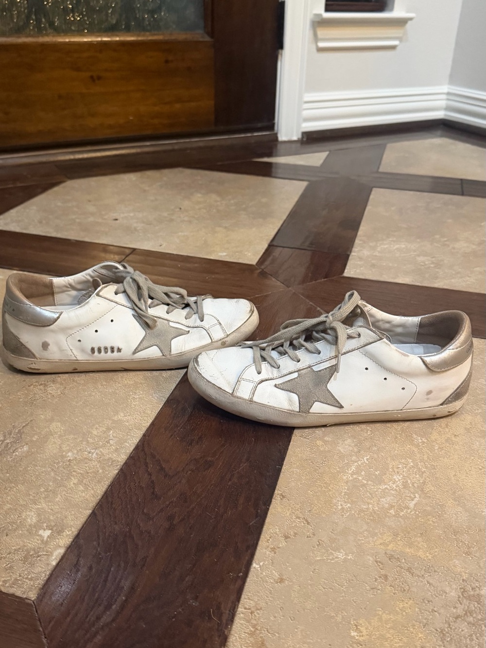 Golden Goose Sneaker- white & silver